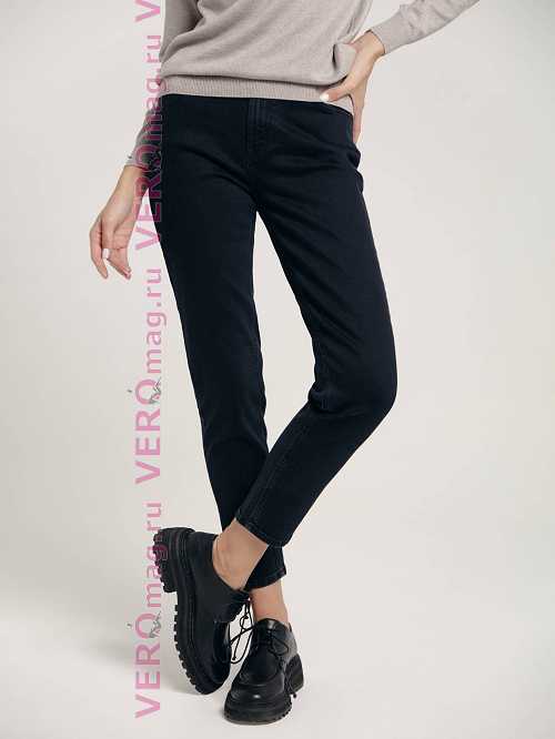 Джинсы модель Mom Fit